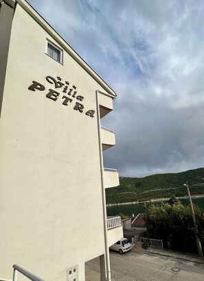 Estacionamiento en las instalaciones