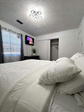 2 habitaciones, escritorio, tabla de planchar con plancha y wifi gratis 