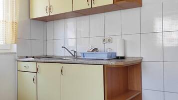 Frigorífico, placa de cocina y utensilios de cocina
