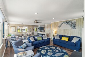 Smart-TV, DVD-Player, Tischfußball, Bücher