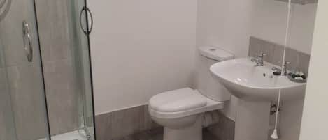 Douche, serviettes fournies, savon, papier toilette