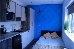 1 bedroom, free WiFi, bed sheets - Fully Equipped Studio in Peterborough (Woodston)