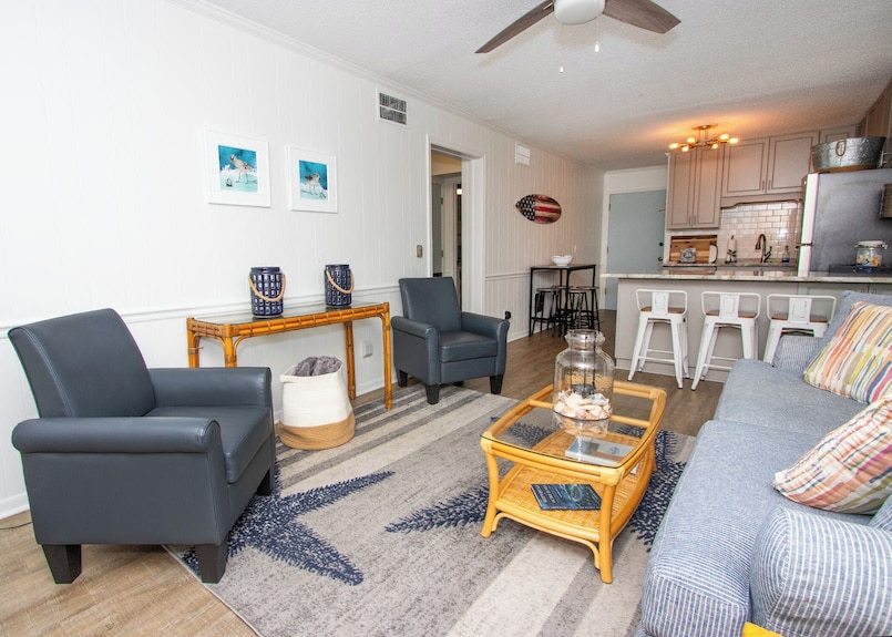 Happy Waves-oceanfront Condo! Sleeps 7! Tons Of Amenities! - Atlantic Beach, NC