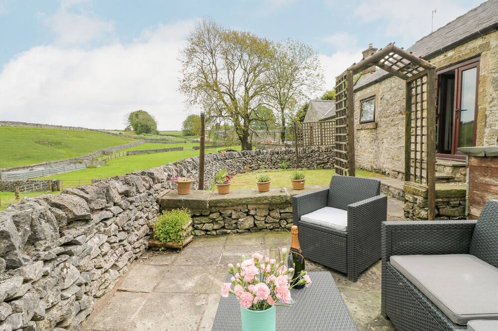 CLOVER COTTAGE AT PIKEHALL, pet friendly, with a garden in Winster