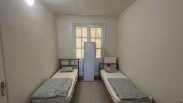 4 bedrooms, bed sheets