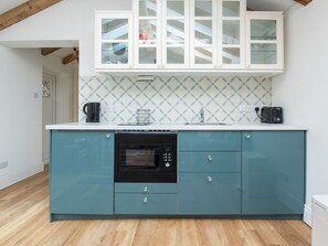 Kjøleskap, mikrobølgeovn, ovn og brødrister