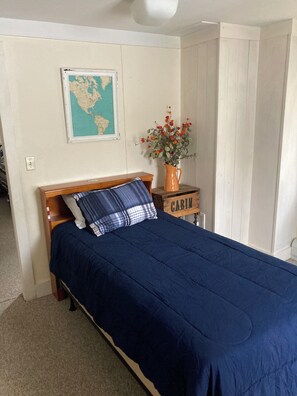 3 bedrooms, WiFi, bed sheets - BAYVIEW APARTMENTS A
2nd floor Apartment across the street from Camden Harbor. (Camden)