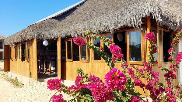 Petit déjeuner, déjeuner et dîner servis sur place, vue sur le jardin