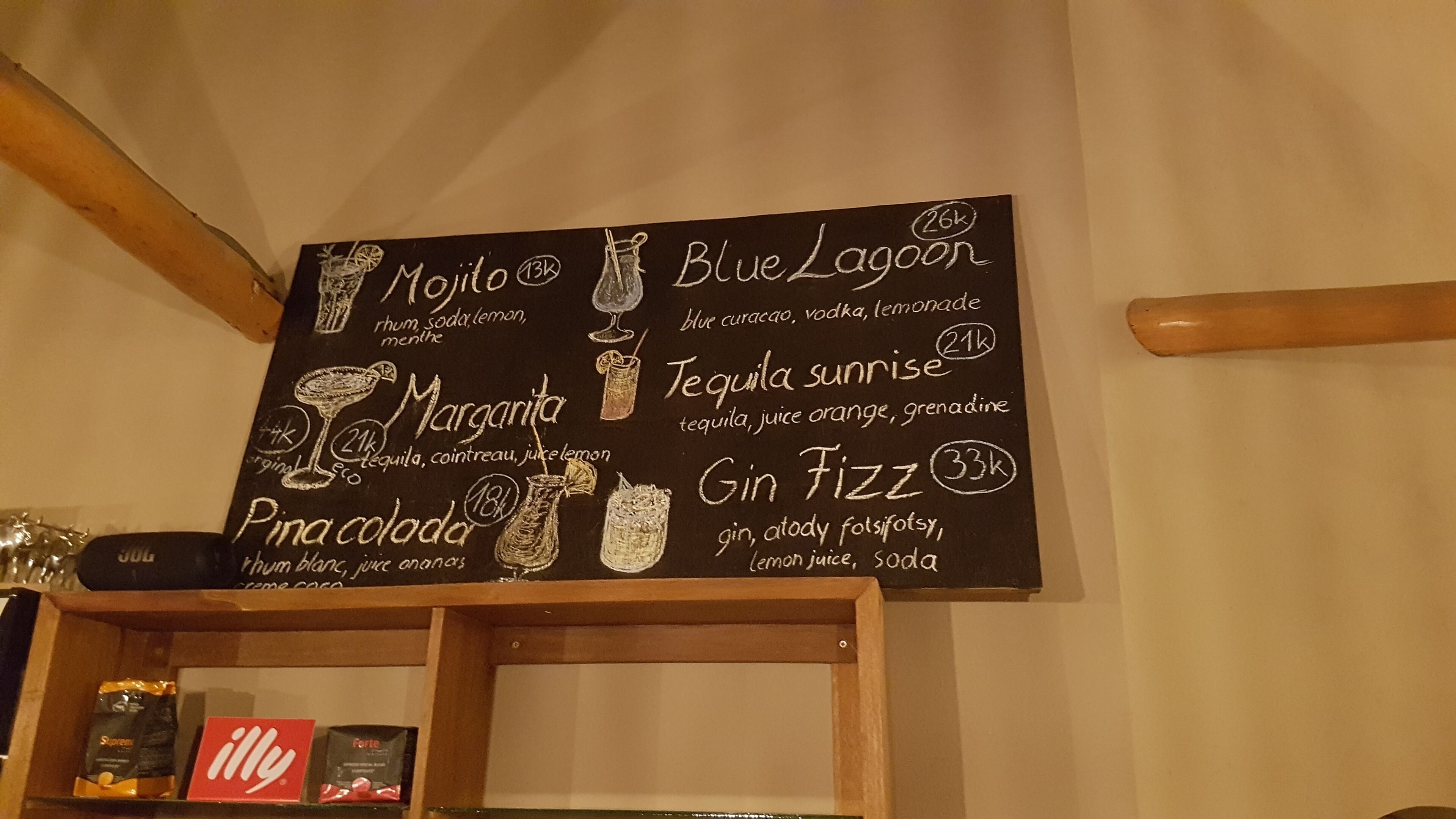 Eine Kreidetafel mit Getränken und Preisen.
