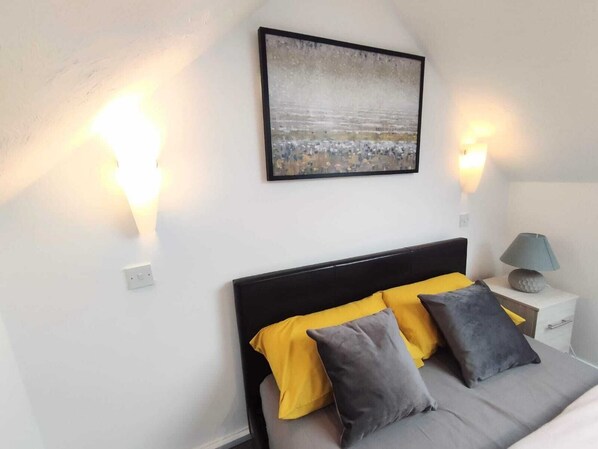 4 bedrooms, desk, iron/ironing board, WiFi