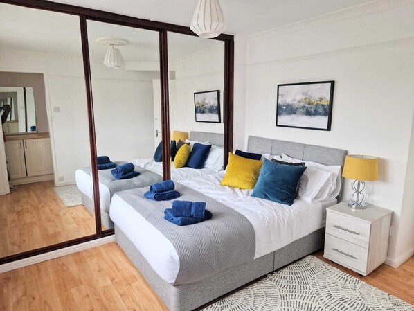 4 bedrooms, desk, iron/ironing board, WiFi - Sigma Palace (Wallsend)