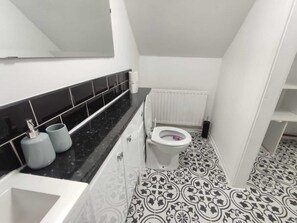 Sèche-cheveux, serviettes fournies, papier toilette