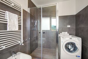 Shower, bidet, towels, soap - Al Tramonto (Riva del Garda)