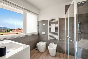 Dusche, Bidet, Handtücher, Seife