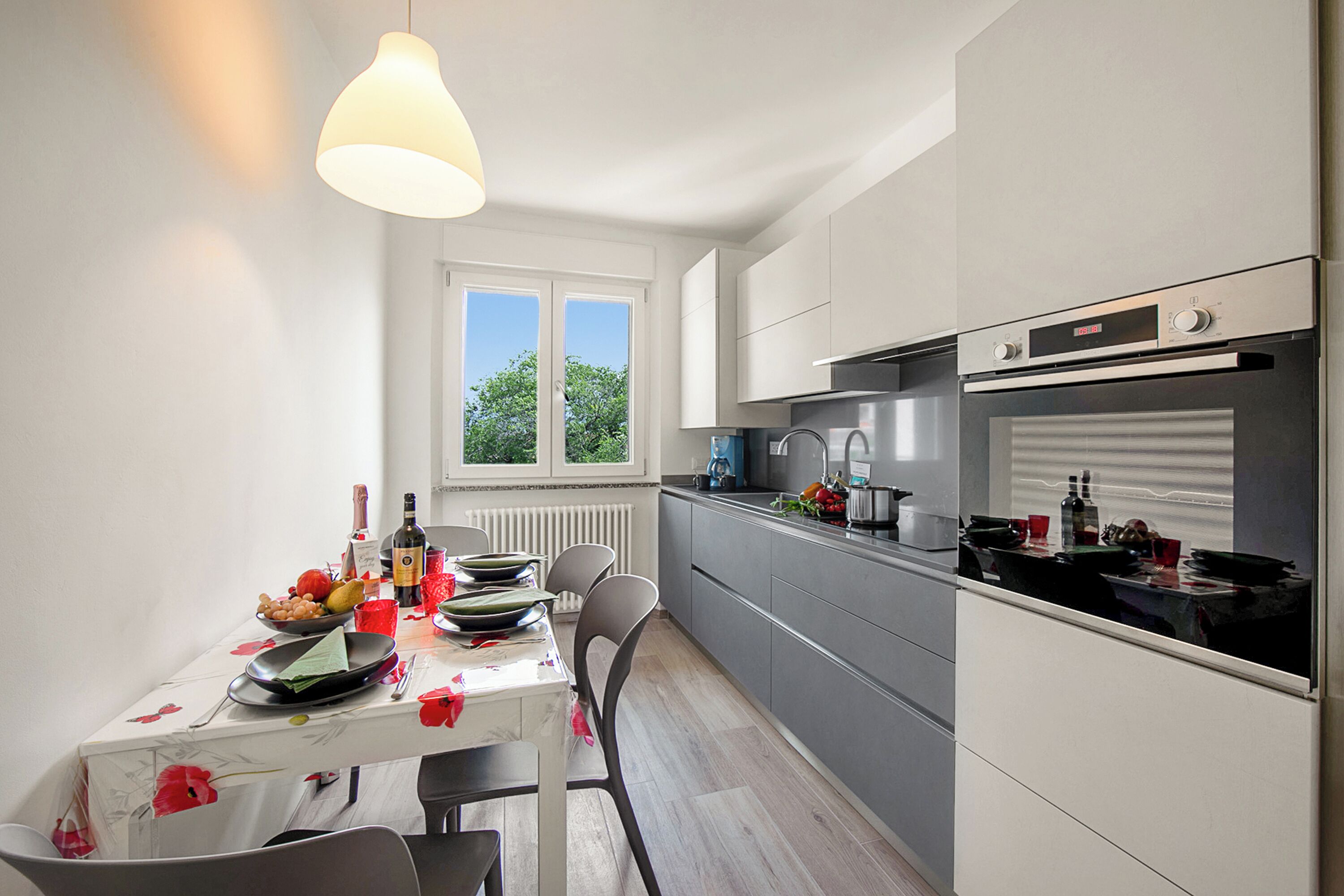 Lemari es, microwave, oven, dan kompor