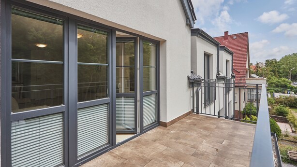A modern building with large windows and a balcony. - Apartamenty Swinoujscie- Sienkiewicza 23 (Swinoujscie)