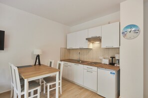Appartement Classique | Cuisine privée | Réfrigérateur, plaque de cuisson, bouilloire électrique, grille-pain