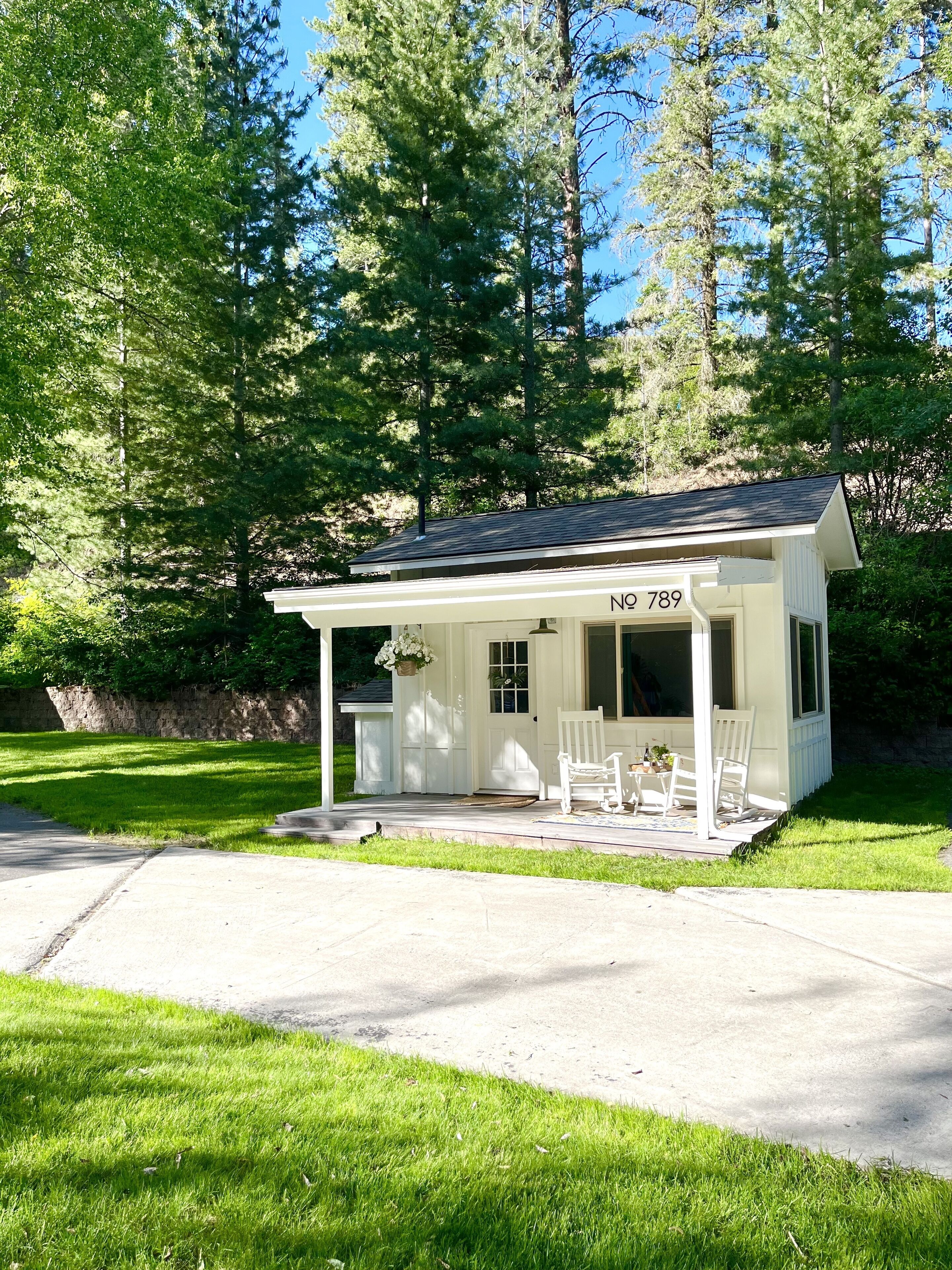 Peaceful Tiny Cottage perfect for 2! Lake property, close to town & Silverwood
