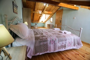 House | 4 bedrooms, desk, soundproofing, iron/ironing board