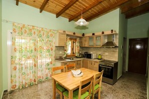 House | Private kitchen | Fridge, microwave, oven, stovetop