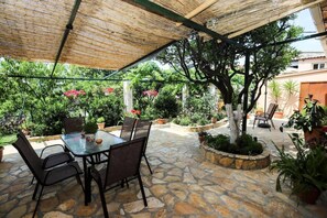 House | Outdoor dining