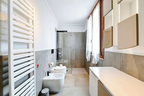 Dusche, Haartrockner, Bidet, Handtücher