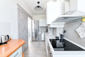 Een koelkast, een magnetron, een oven, een kookplaat