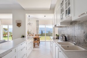 Panoramic Villa | Private kitchen | Fridge, microwave, oven, stovetop - Villa Fantasia Isthmia (Corinth)