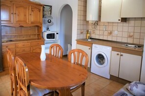 Fridge, microwave, coffee/tea maker, cookware/dishes/utensils - Flat in Roses parking and communal pool AV-54 (Rosas / Roses)