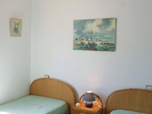 2 bedrooms, iron/ironing board, internet