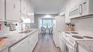 Private kitchen - Charleston Lux w/King Bed&Games! (Goose Creek)