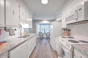 Fridge, microwave, oven, stovetop - Charleston Lux w/King Bed&Games! (Goose Creek)