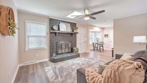 Living area - Charleston Lux w/King Bed&Games! (Goose Creek)
