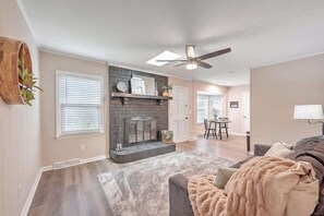 Smart TV, video games - Charleston Lux w/King Bed&Games! (Goose Creek)