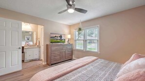 Room - Charleston Lux w/King Bed&Games! (Goose Creek)