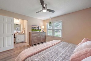 4 bedrooms, iron/ironing board, travel cot, free WiFi - Charleston Lux w/King Bed&Games! (Goose Creek)