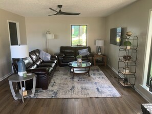 Smart TV, fireplace - Just renovated lake home, near everything, feels like the middle of nowhere! (Orion Township)