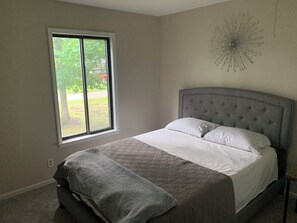 3 bedrooms, WiFi, bed sheets - Just renovated lake home, near everything, feels like the middle of nowhere! (Orion Township)