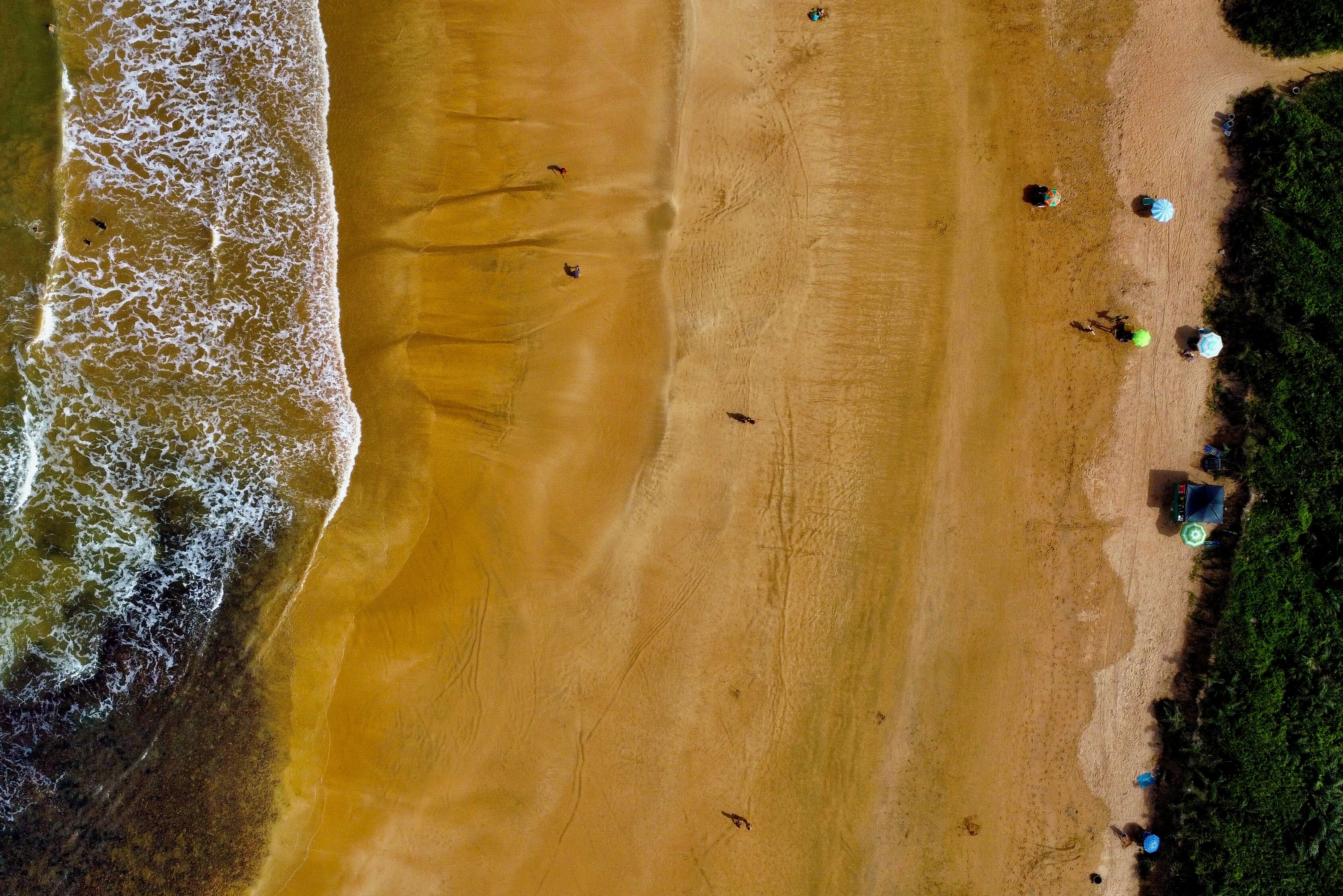 Playa en los alrededores y playa de arena blanca 