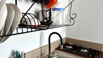 迷你冰箱、微波炉、厨具/餐具、纸巾