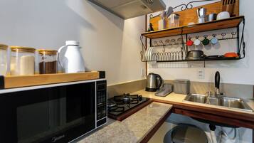 Superior-studio, 1 keskisuuri parisänky, tupakointi kielletty, ilmastointi | Yksityinen keittiö | Minijääkaappi, mikroaaltouuni, keittoastiat/astiat/ruokailuvälineet