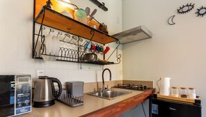 MinikylskÄp, mikrovÄgsugn, grytor/köksredskap och matbord