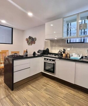 Refrigerador, horno, cafetera y tetera y tostadora 