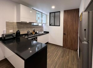 Refrigerador, horno, cafetera y tetera y tostadora 