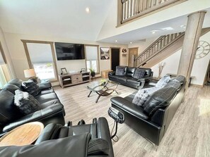 Smart TV - Sunny Peaks Cabin Rental (Valemount)