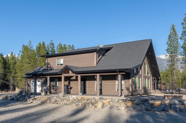 Exterior - Sunny Peaks Cabin Rental (Valemount)