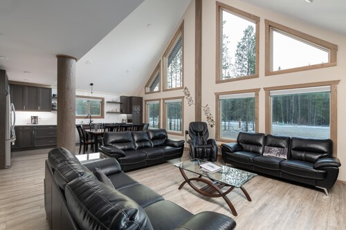 Sunny Peaks Cabin Rental