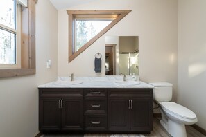 Bathtub, hair dryer - Sunny Peaks Cabin Rental (Valemount)