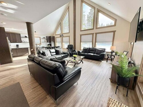 Sunny Peaks Cabin Rental
