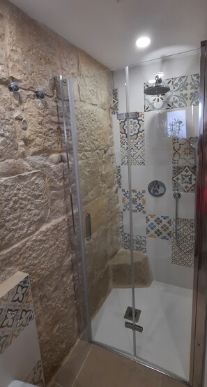 Dusche, Haartrockner, Bidet, Handtücher